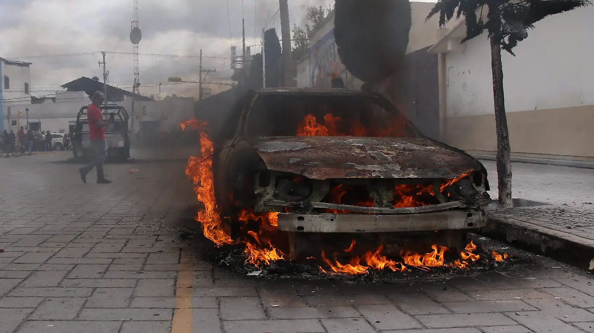 ERIK GUZMAN- INCENDIAN VEHICULOS EN AMOZOC (2)